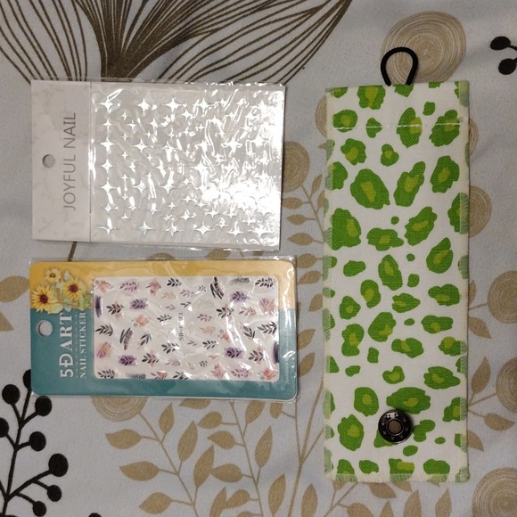 EUC Clinique Makeup Bag with Goodies - Picture 10 of 16